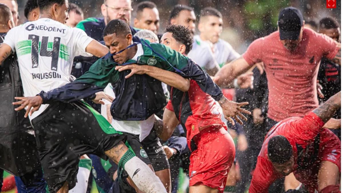 Cenas lamentáveis no clássico entre Coritiba e Athletico-PR (Foto/Vinicius do Prado/Agência F8/Estadão Conteúdo)
