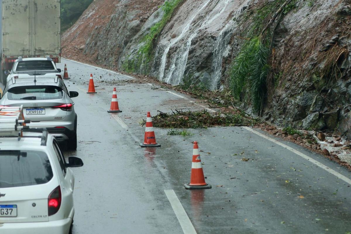 Queda de barreira, bloqueio e muita água descendo nas encostas (Foto/Rodney Costa/ O Tempo)