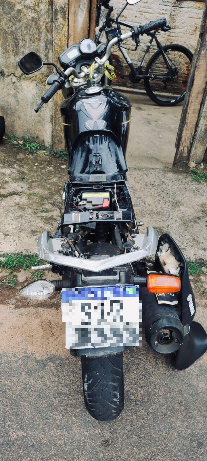 Motocicleta apresentava placa adulterada e sinais identificadores suprimidos (Foto/Divulgação)