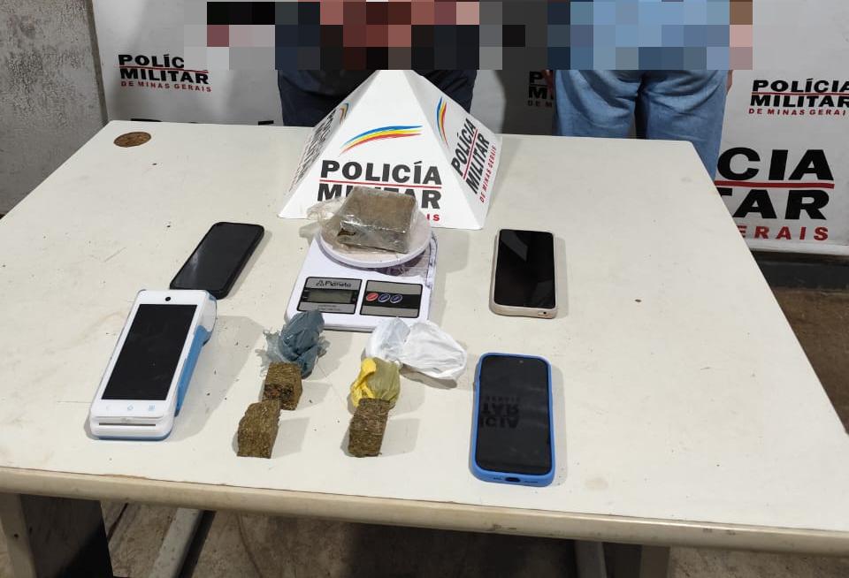 Durante a revista, um tablete grande de maconha, quatro tabletes menores da mesma substância, uma balança de precisão, três celulares e o automóvel utilizado pelos suspeitos (Foto/Divulgação)