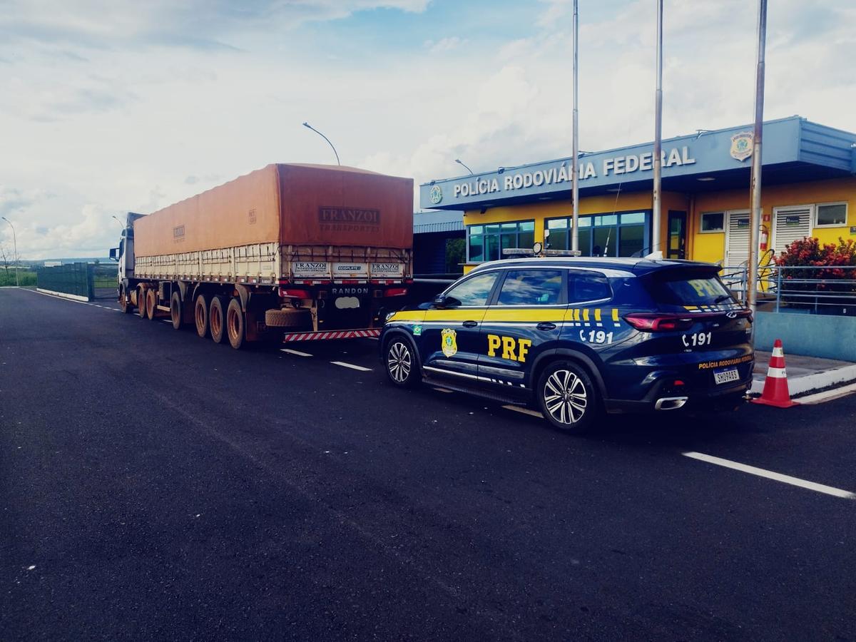 Após consultas nos sistemas policiais, foi confirmado que o condutor, de 37 anos, era procurado pela Justiça no Paraná (Foto/Divulgação)