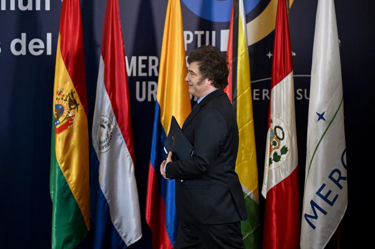 Javier Milei, presidente da Argentina, durante encontro da cúpula do Mercosul em Montevidéu, no Uruguai (Foto/AFP or licensors)