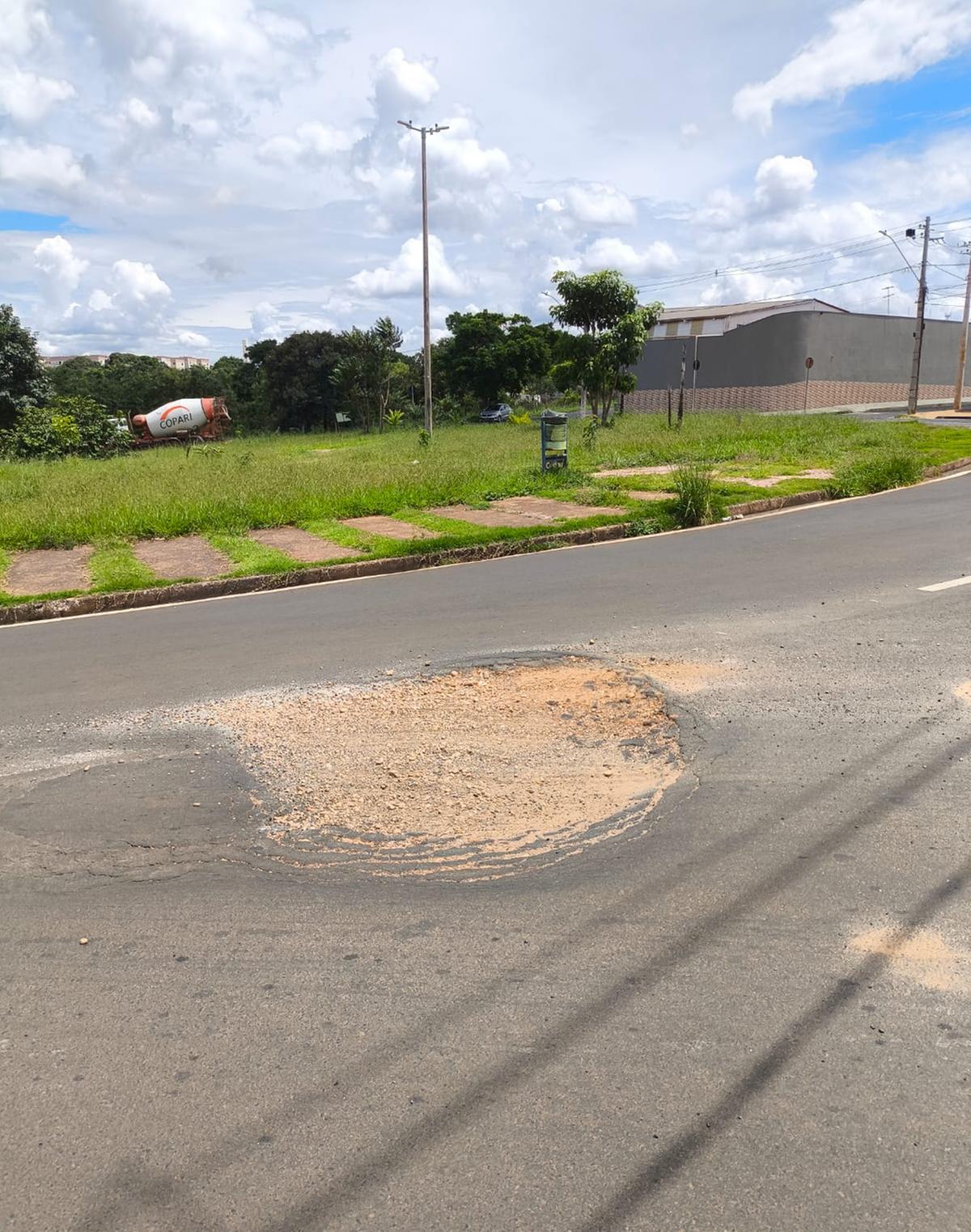 “Tem áreas críticas na cidade que há asfalto estourado e com buracos, o que fazer? Cito o caso da rotatória a praça Tião Carreiro, no Nenê Gomes", indaga o ouvinte. (Foto/JM)