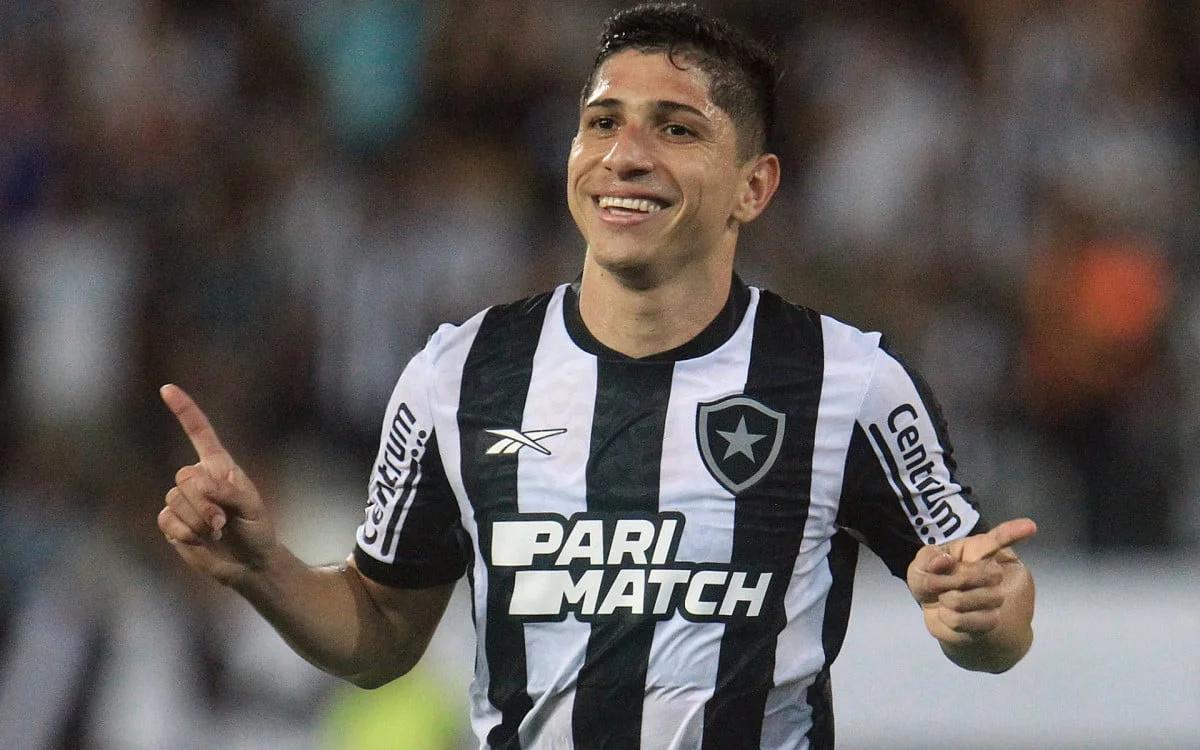 Savarino fez 2 a 1 e garantiu a vitória do Botafogo no clássico (Foto/Vitor Silva/Botafogo)