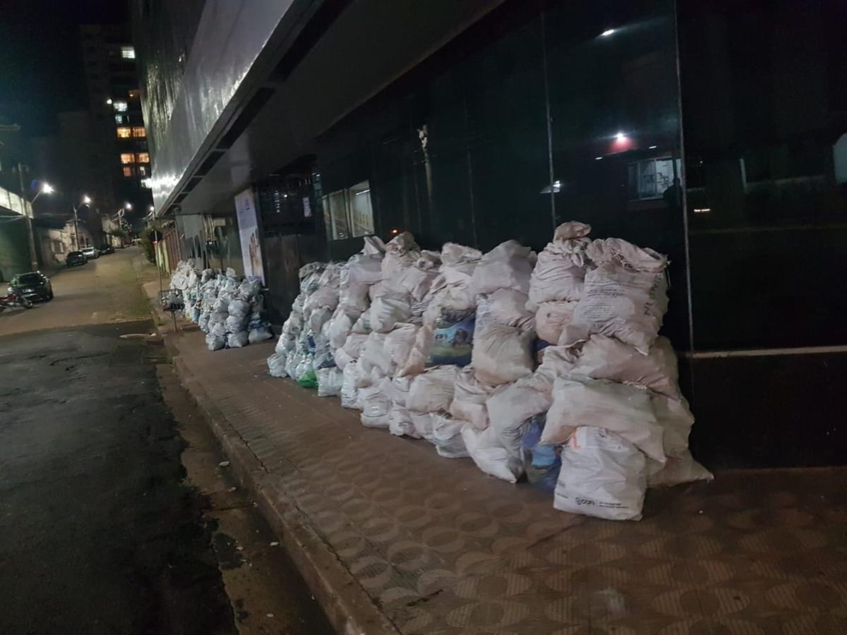 Alguns sacos de entulho acumulados na região central foram arrastados pela chuva. (Foto/Divulgação)