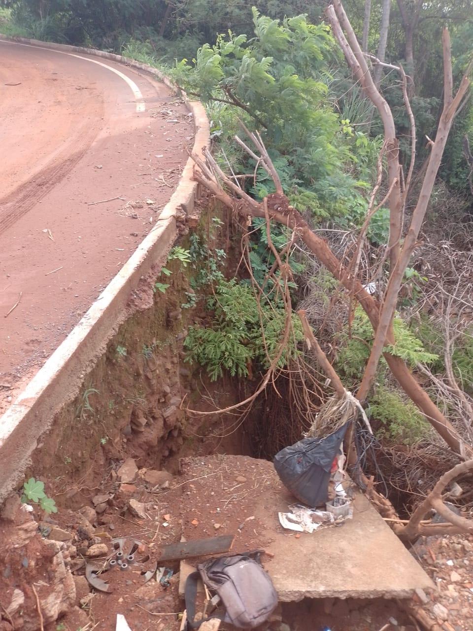 As rachaduras na pista persistem desde o ano passado. (Foto/Divulgação)