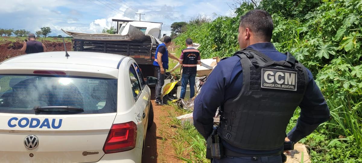 Fiscal de limpeza urbana da Codau flagrou a infração e acionou agentes do Departamento de Posturas da Secretaria de Defesa Social (SDS) e da Guarda Civil Municipal (GCM) para comparecer ao local. (Foto/Divulgação)