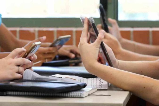 Legislação sancionada prevê a proibição de aparelhos celulares no ambiente escolar, inclusive nos intervalos, com a exceção das atividades pedagógicas e situações especiais (Foto/Reprodução)