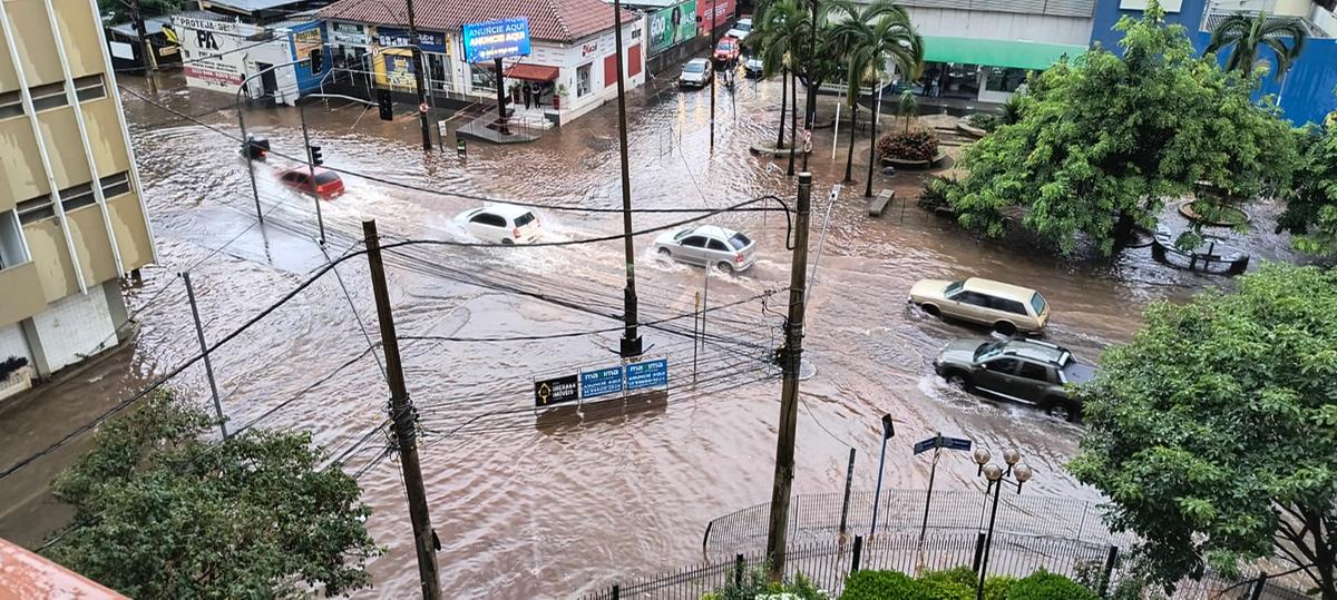 Nas imagens compartilhadas, carros aparecem parcialmente submersos na Praça dos Correios (Foto/Divulgação)