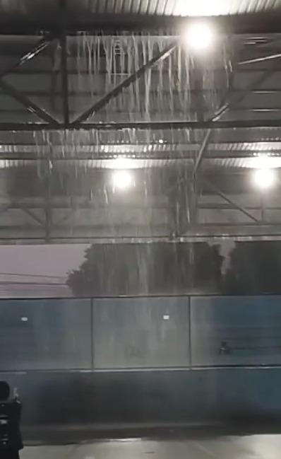 A água da chuva chegou a formar uma "cachoeira" na quadra poliesportiva (Foto/Divulgação)