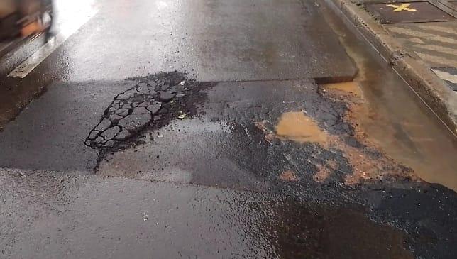 “Na avenida Leopoldino de Oliveira tem um buraco localizado em um trecho onde foi feita uma obra da Codau, em menos de 30 dias”, denuncia o leitor (Foto/Divulgação)