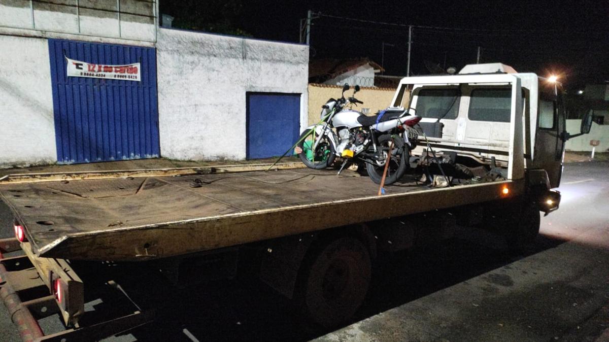 A motocicleta foi apreendida e removida para o pátio credenciado. (Foto/Divulgação)