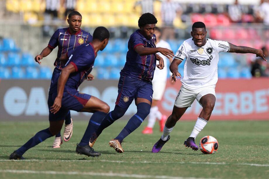 Madureira não tomou conhecimento e fez 2 x 0 no Botafogo que jogou com time o misto (Foto/Vítor Silva/BFR)