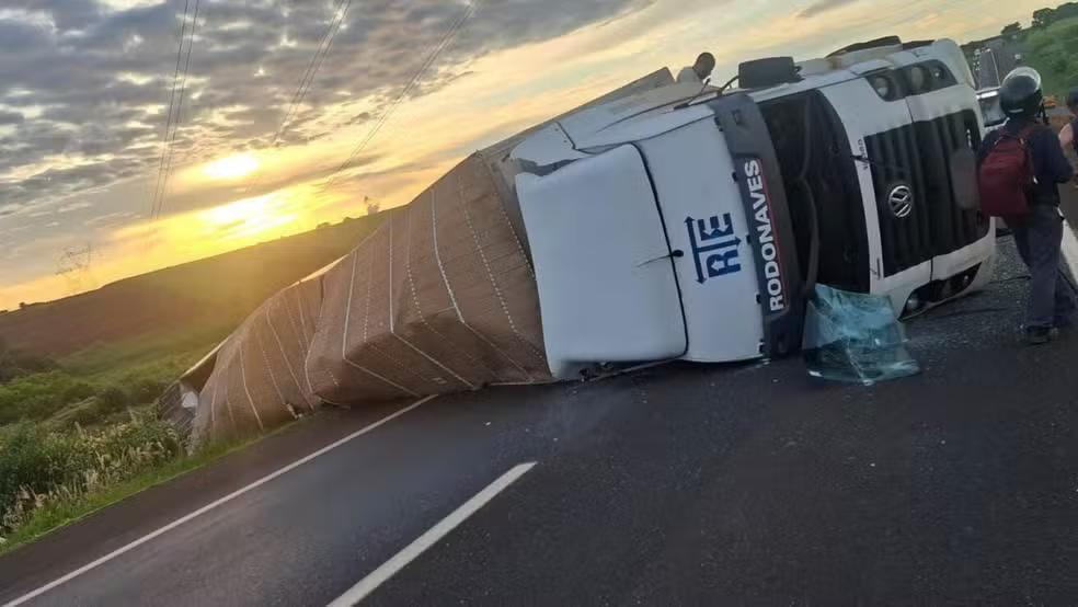 Mesmo após liberação da pista, o trânsito ficou lento no local. (Foto/Reprodução)