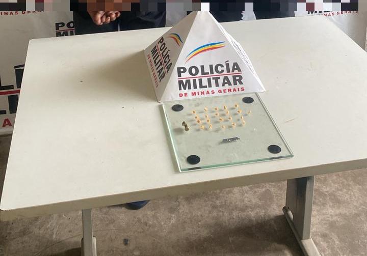 Além da droga, foi encontrado um cartucho deflagrado de calibre 38. (Foto/Divulgação)