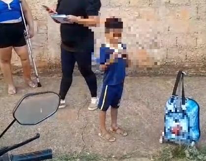 Aluno foi deixado pela van escolar em bairro errado, em Uberaba (Foto/Reprodução vídeo)