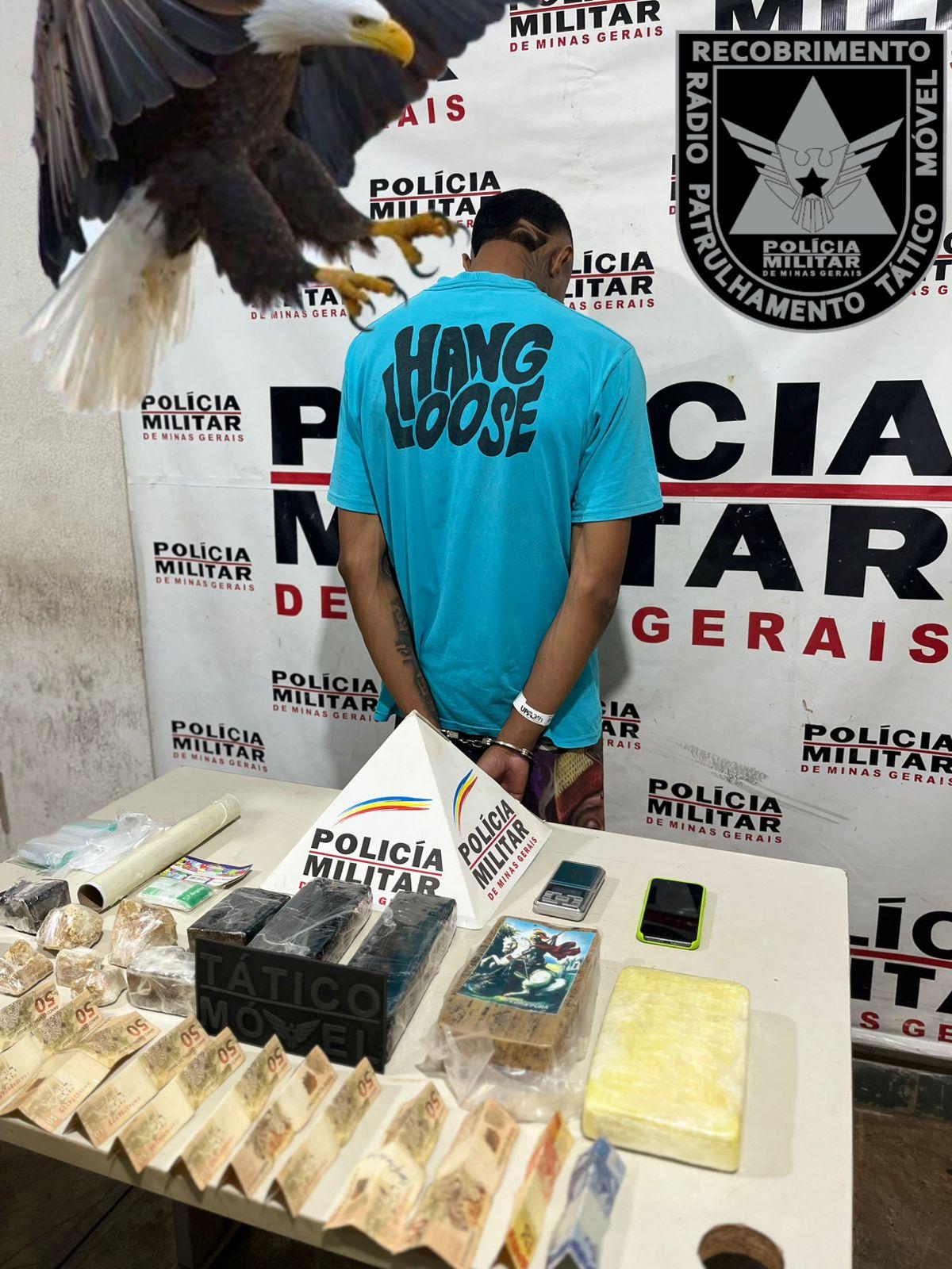 Polícia Militar prendeu um homem e apreendeu um quilo de pasta base de cocaína, um quilo de crack, mais de um quilo e meio de maconha e duzentos gramas de crack, durante operação de combate ao tráfico de drogas (Foto/Divulgação)