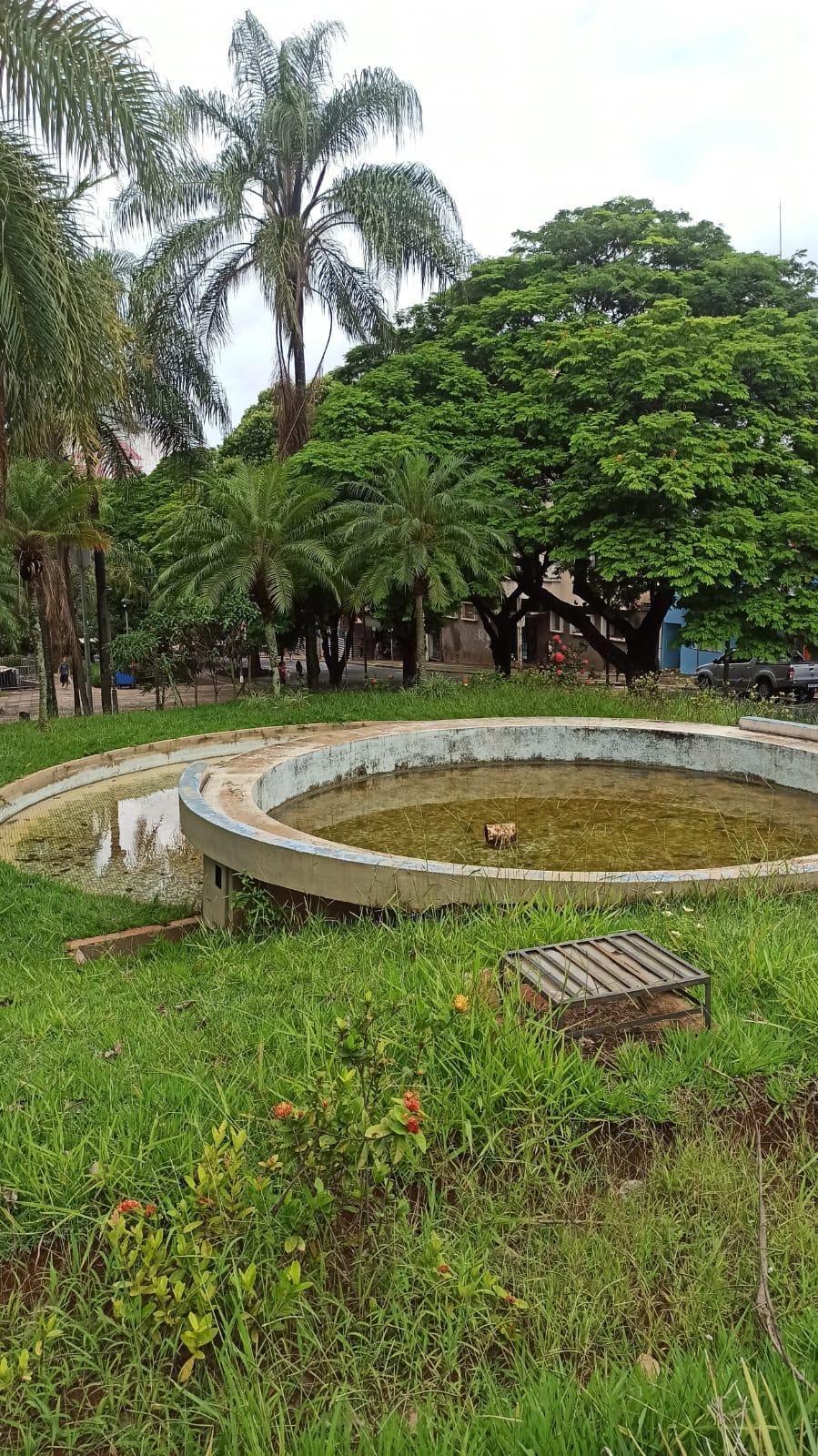 Fonte na Praça Rui Barbosa, no centro de Uberaba, está inativada (Foto/Leitor JM)