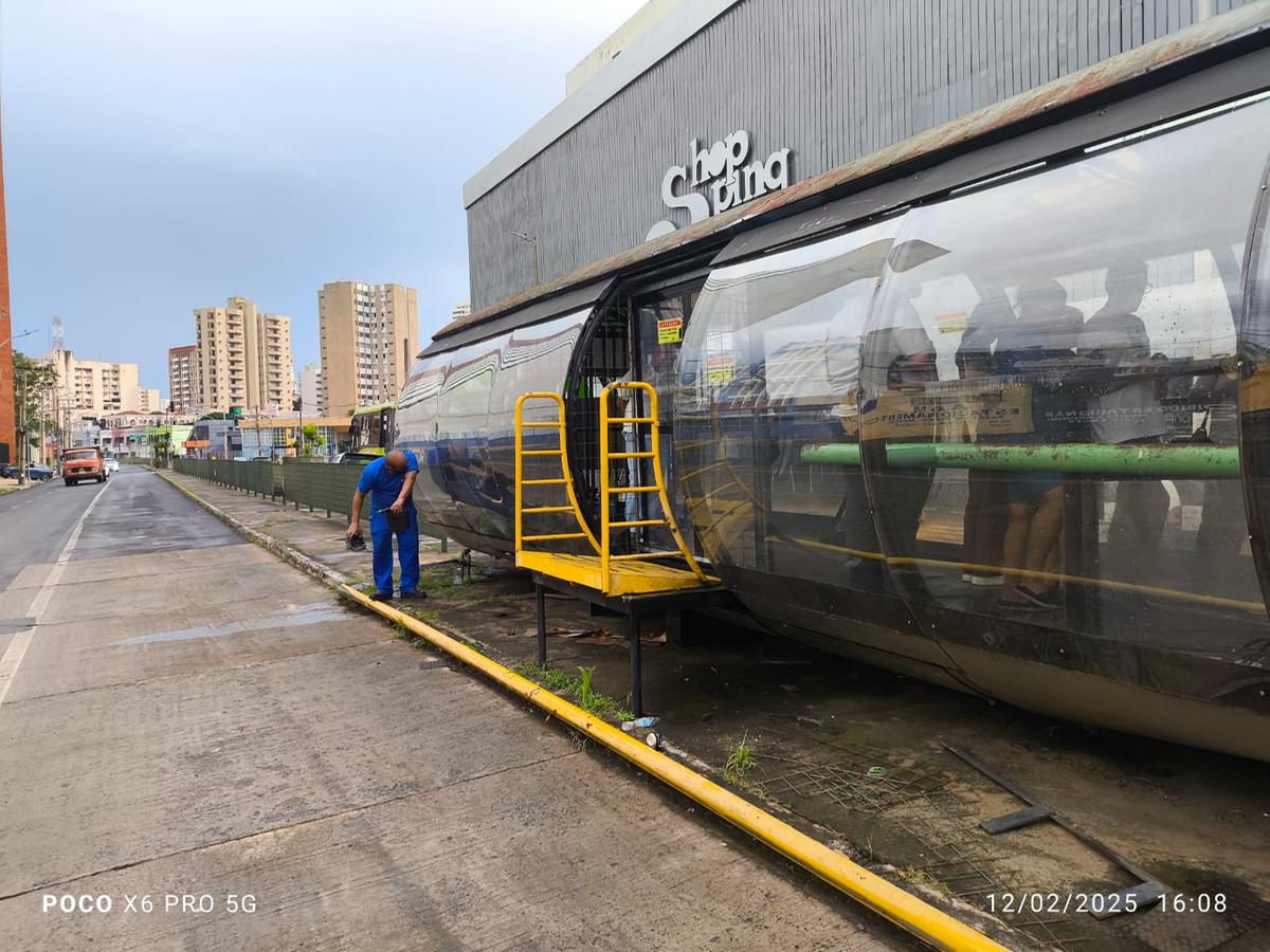 Novas portas anti-vandalismo instaladas nas estações tubo do BRT/Vetor da Leopoldino de Oliveira, em Uberaba (Foto/Marcos Machado)