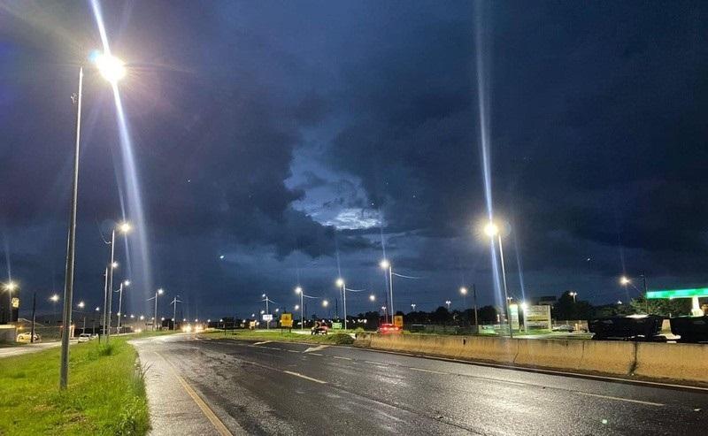 O primeiro conjunto de luminárias já foi acionado e os demais aguardam ligação por parte da operadora de energia (Foto/Reprodução)