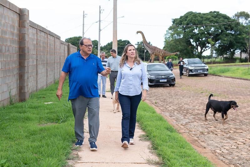 Prefeita Elisa Araújo e o chefe de Gabinete, Caio Presotto, foram recebidos pelo empresário Hermany Andrade, o Jota Júnior, que apresentou o projeto do Parque (Foto/Divulgação)