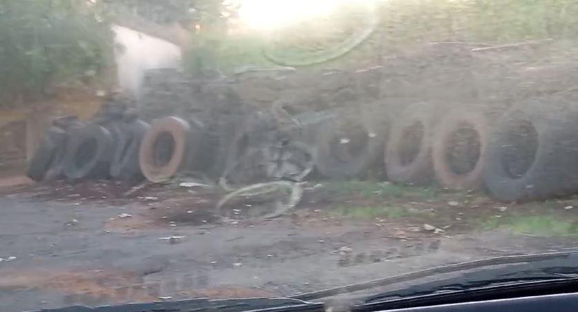 Segundo o denunciante, a situação é persistente. “A gente fala com eles e não adianta. Fica o ano inteiro assim", conta (Foto/Reprodução)