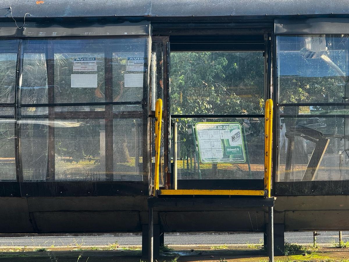 "A super porta nova já está quebrada em frente ao Mercado", relatou um leitor do Jornal da Manhã (Foto/Divulgação)