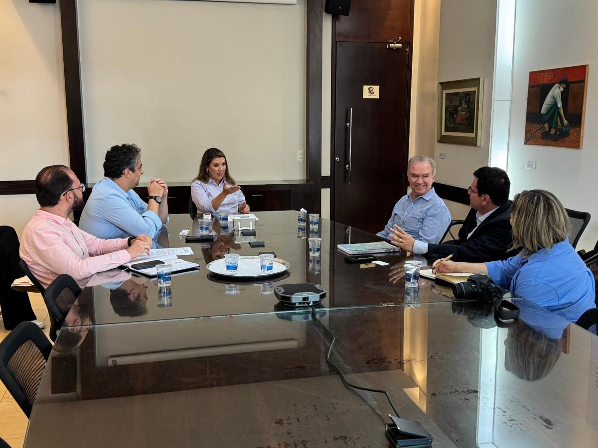 Prefeita Elisa Araújo recebeu ontem em seu Gabinete o diretor-presidente da subsidiária da Rotas do Brasil, Paulo Lopes; o diretor da unidade de Uberaba, Daniel Amaral, e a coordenadora de comunicação, Renata Pinarelli (Foto/Divulgação)