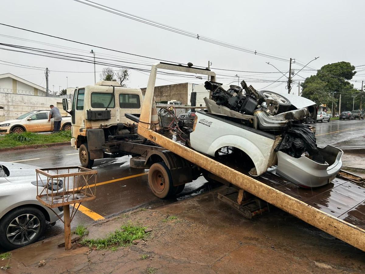 O desocupado L.F.P., de 55 anos, confessa que ganha R$300,00 por carro que desmancha e que leva quatro horas para picar um veículo (Foto/Divulgação)