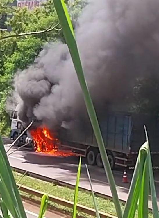 De acordo com informações preliminares, o incêndio foi rapidamente controlado pelos bombeiros, evitando danos maiores ao veículo (Foto/Reprodução)