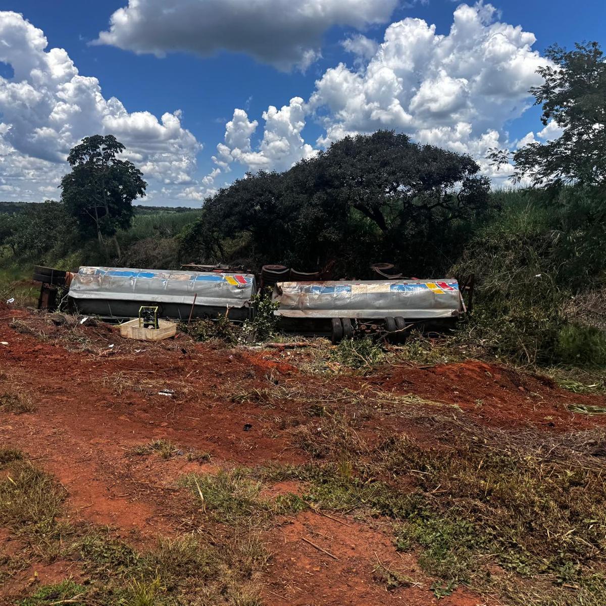 O condutor da carreta foi socorrido pela equipe da concessionária TRIUNFO e encaminhado ao hospital com escoriações leves (Foto/Divulgação)