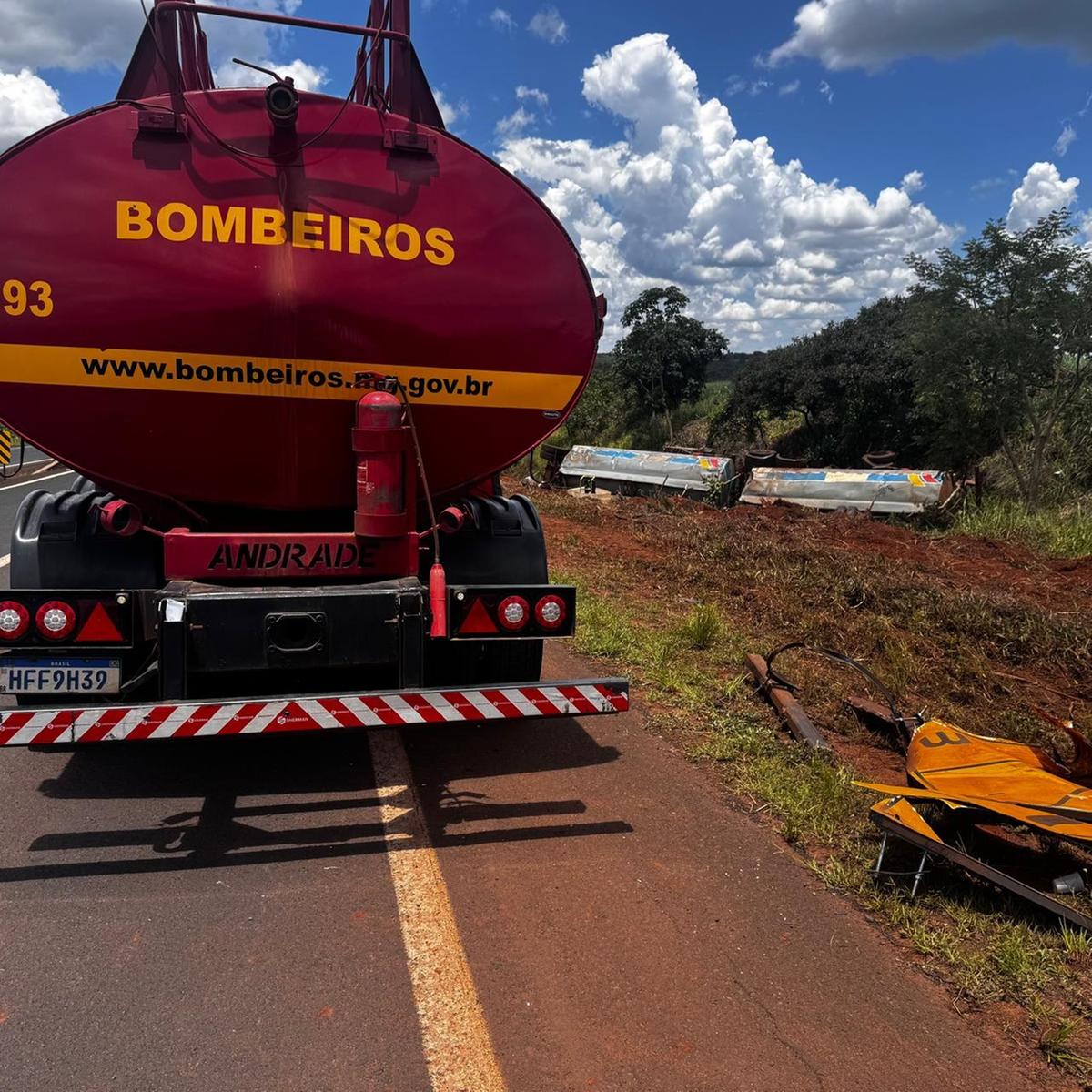 Equipe do Corpo de Bombeiros acompanhou operação de transbordo da carga pela empresa responsável (Foto/Divulgação)