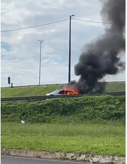 Devido ao incêndio, alça de acesso à rodovia precisou ser interditada (Foto/Divulgação)