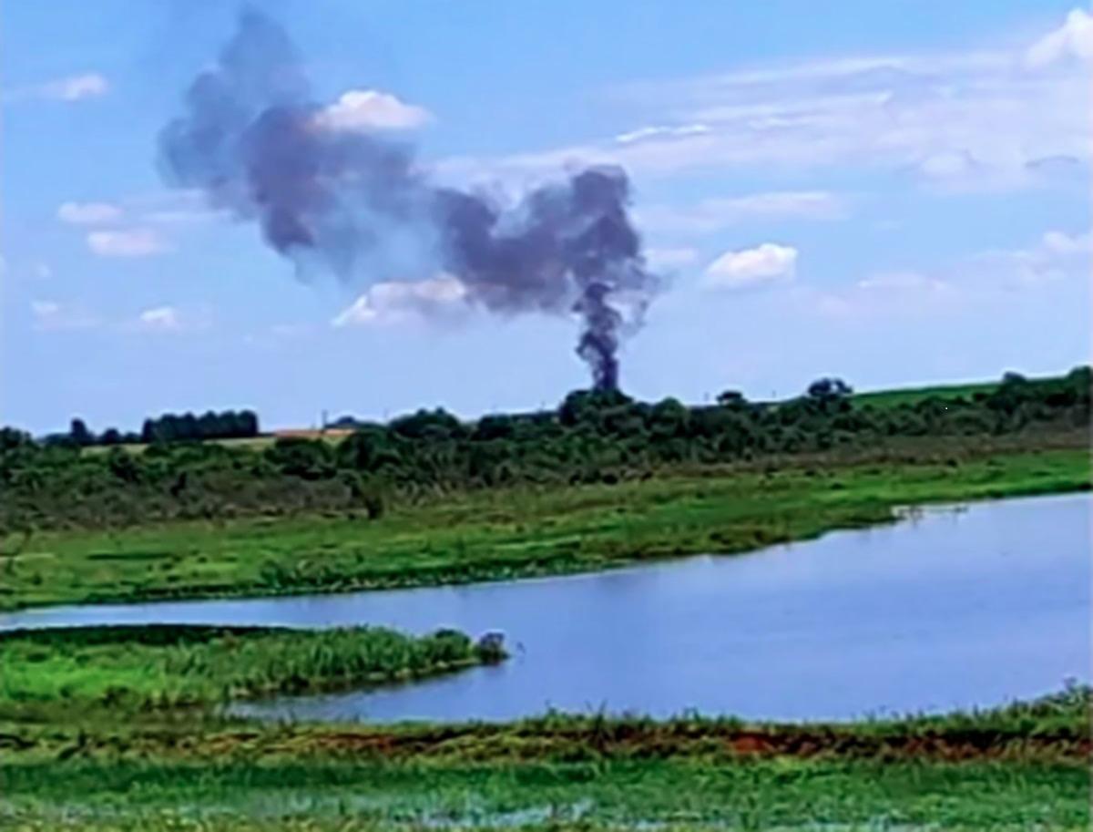 Avião caiu perto de estrada (Foto/Reprodução/Vídeo G1)