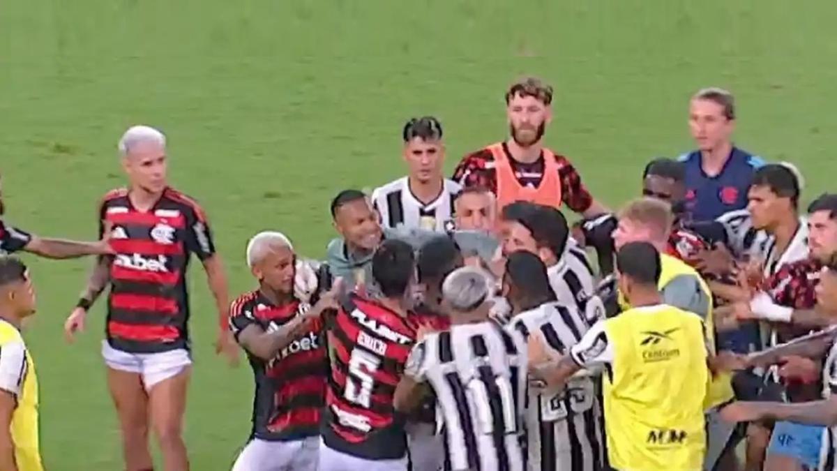 Jogadores agiram de forma lamentável ao buscar agredir colegas de profissão (Foto/Première – SporTV)