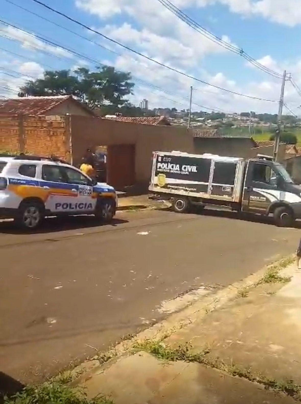 Policiais compareceram à residência, no bairro Anatê, em Uberaba, onde a mulher foi assassinada com um tiro na cabeça (Foto/Divulgação)