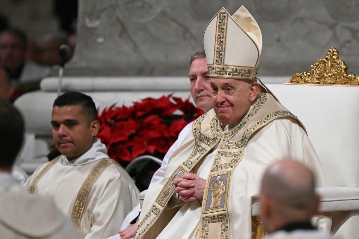 Papa Francisco foi internado na sexta-feira (14/02) (Foto/Tiziana FABI / AFP)