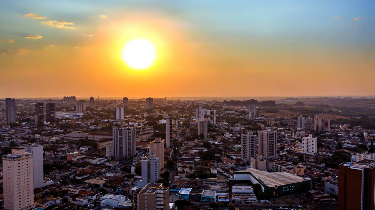 Segundo a climatologista Wanda Prata, no domingo (16), foi possível perceber um calor maior que o habitual, saindo de 28°C e atingindo 34°C nos termômetros, com sensação térmica de 37° (Foto/Reprodução)