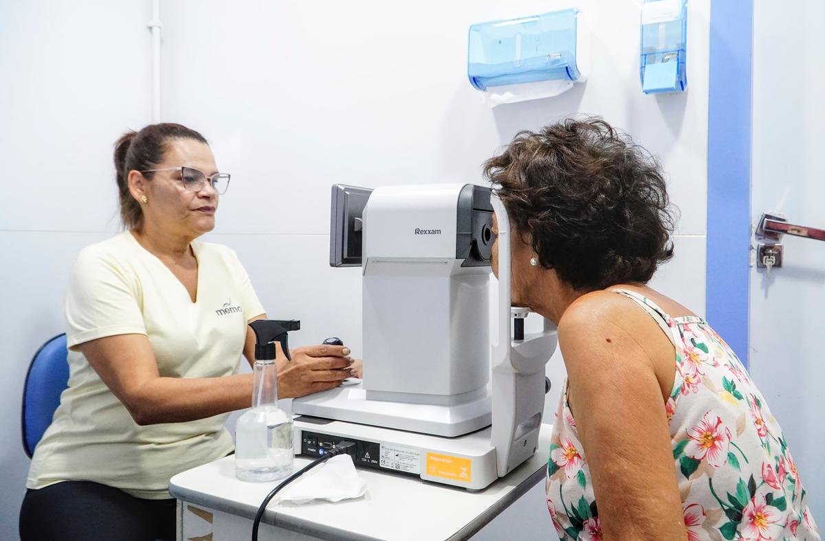 Atendimento oftalmológico sendo realizado na Carreta da Saúde (Foto/Divulgação)