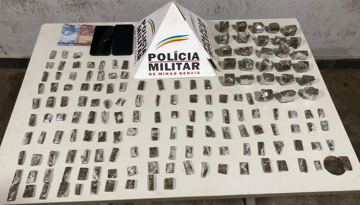 Os policiais encontraram 130 buchas de maconha, 28 tabletes da substância pesando aproximadamente 25g cada. (Foto/Divulgação)