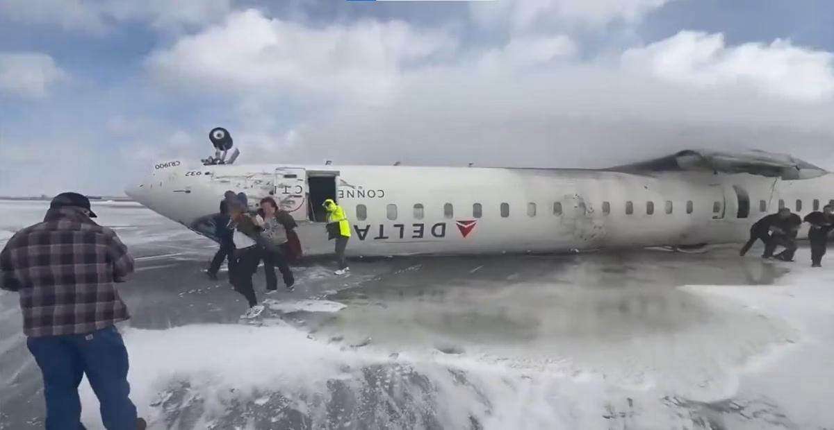 Aeronave ficou virada de cabeça para baixo no aeroporto (Foto/Reprodução/Redes Sociais)