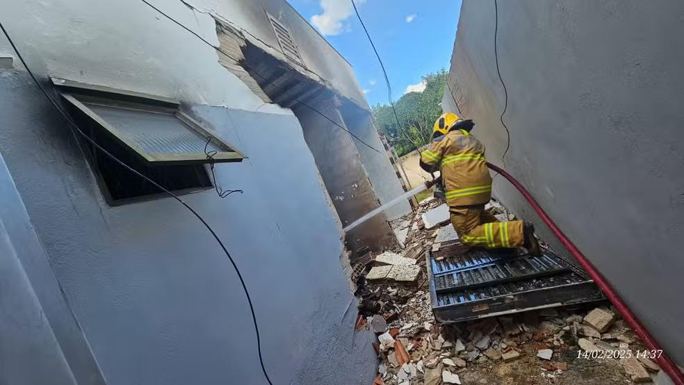 Imagens de câmeras de segurança obtidas pela Polícia Civil revelaram que, momentos antes do início do incêndio, um homem saiu da residência (Foto/Divulgação)