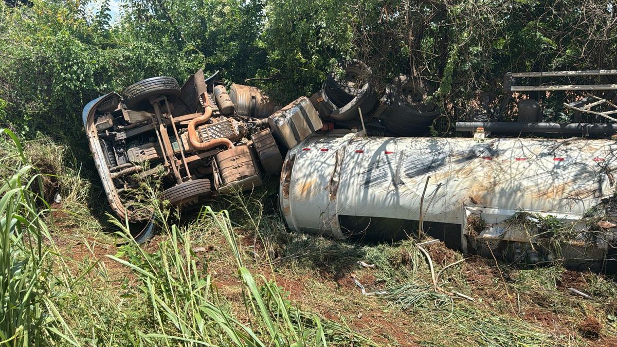 Motorista foi socorrido e levado ao hospital. (Foto/Divulgação)