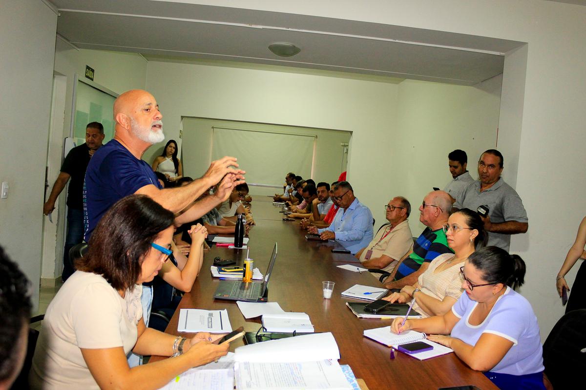 Secretário de Defesa Social, coronel Antônio de Sousa Filho, e demais integrantes da equipe explicaram aos vereadores os cálculos relacionados à tarifa do transporte coletivo (Foto/José Félix/CMU)