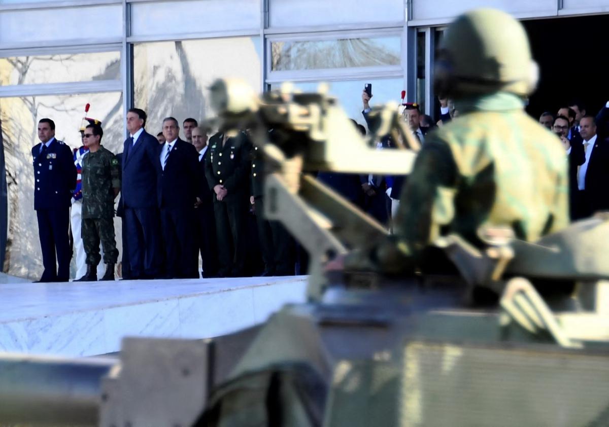 O então presidente Jair Bolsonaro, juntamente com comandantes das Forças Armadas e ministros, participam de um desfile de veículos militares em frente ao Palácio do Planalto, em 10 de agosto de 2021 (Foto/AFP or licensors)