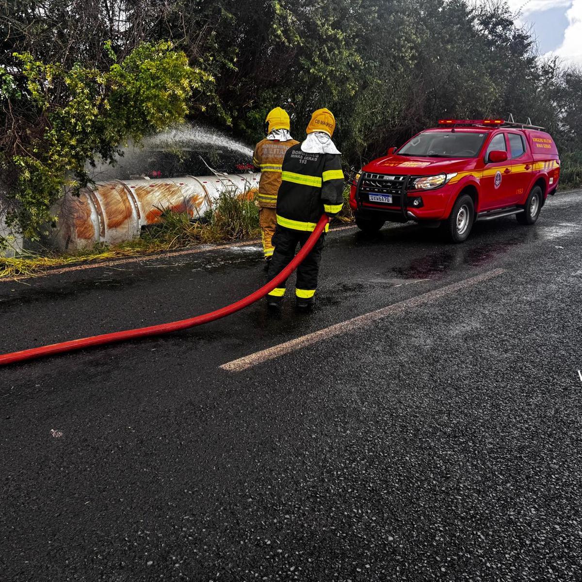 Na tentativa de evitar danos maiores, a área foi isolada o que gerou transtornos no trânsito (Foto/Divulgação)