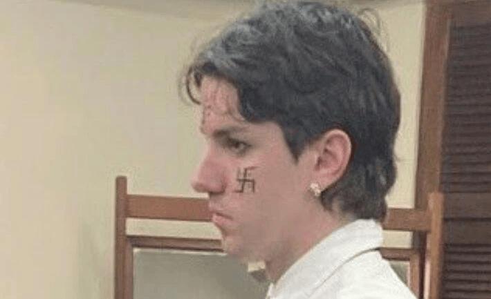 Souza compareceu à cerimônia de colação de grau com vários símbolos desenhados no rosto, incluindo uma suástica, um sinal diretamente associado ao nazismo (Foto/Reprodução)