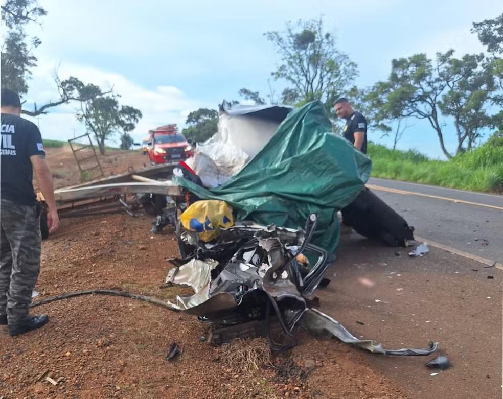 Acidente com reboque na MGC-452, em Tupaciguara, deixou cinco mortos (Foto/Polícia Militar Rodoviária/Divulgação)