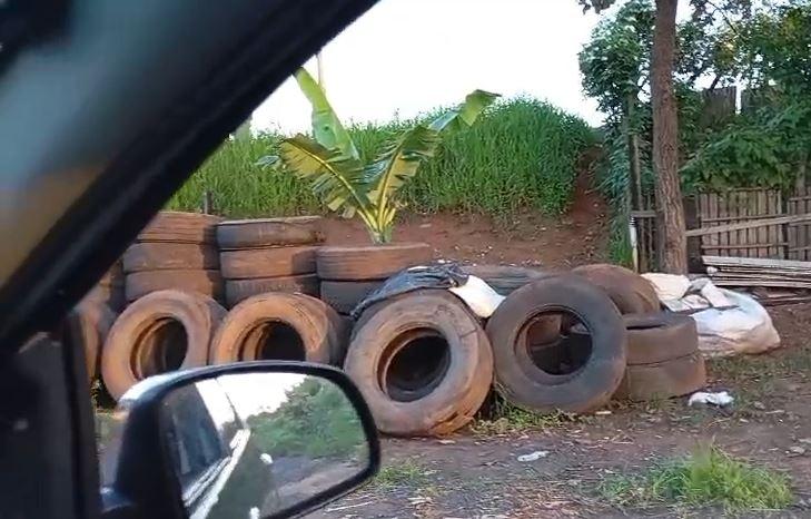 O responsável havia se comprometido a reunir e cobrir os pneus, mas segundo a denúncia, nada havia sido feito até o momento (Foto/Reprodução)