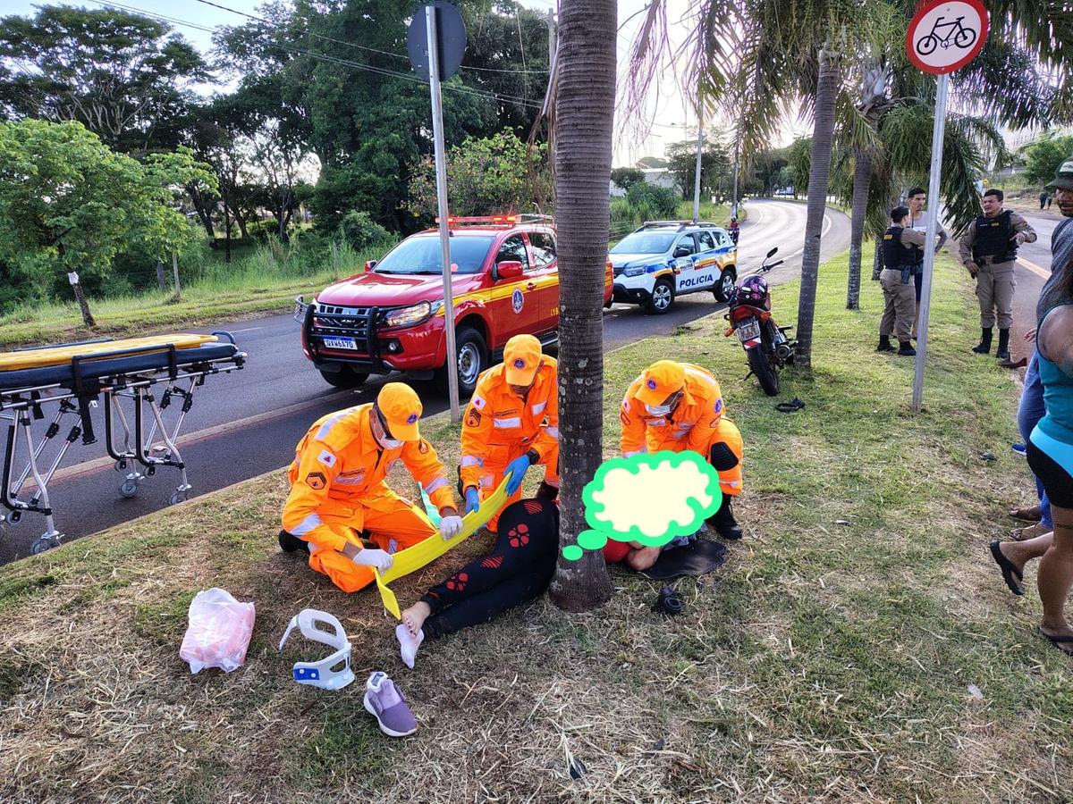 Motociclista, aparentemente, apresentava fratura no fêmur, entre outros ferimentos (Foto/Divulgação)